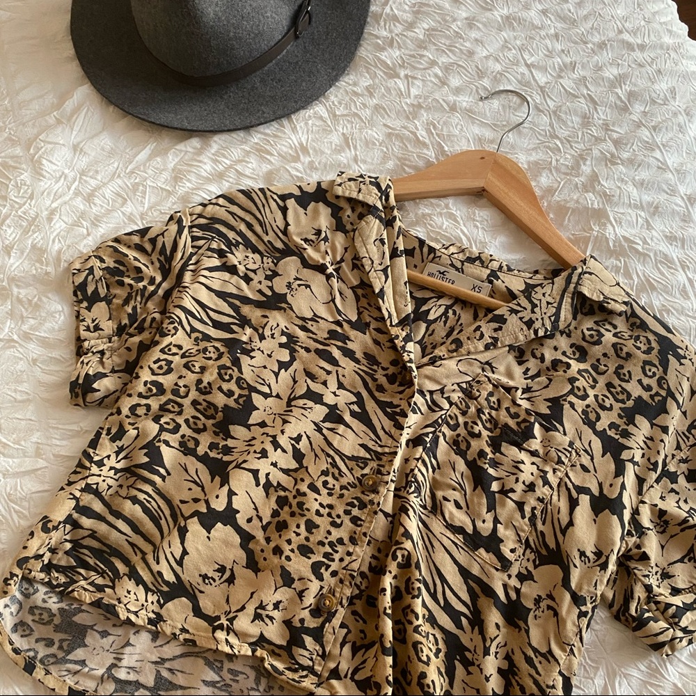 Hollister Animal Tropical Print Button-up Crop